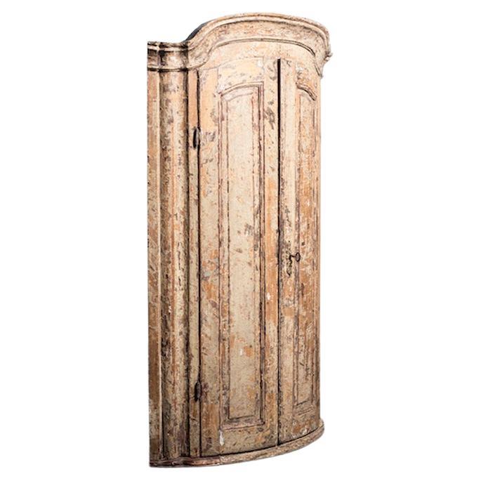 Corner cabinet of 1830s. It can also be used by being attached to a wall. Even though it is simple, facial expressions have a wonderfully sophisticated atmosphere.
