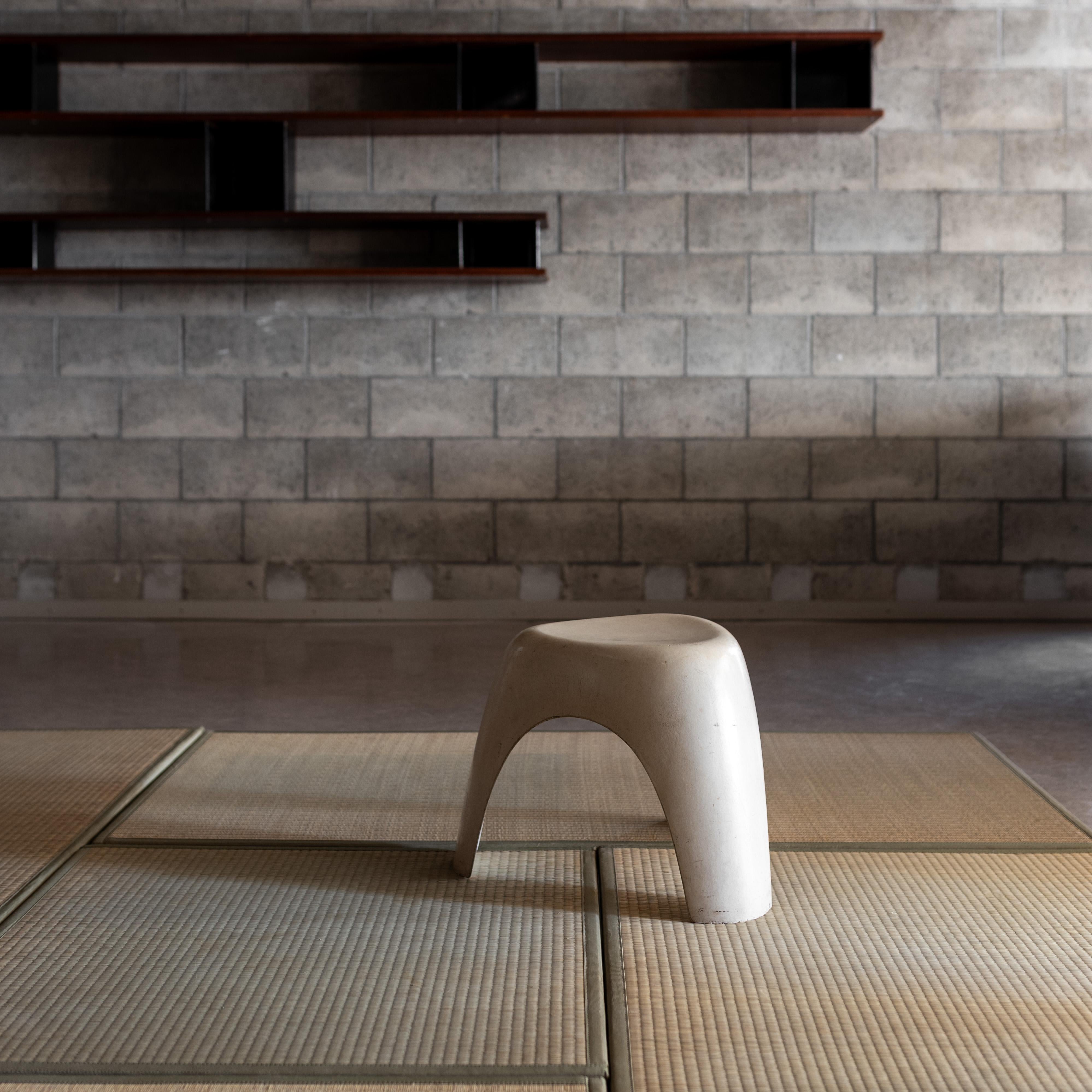 Sori Yanagi White Elephant Stool for Kotobuki, 1960s In Good Condition For Sale In Tokyo, Tokyo