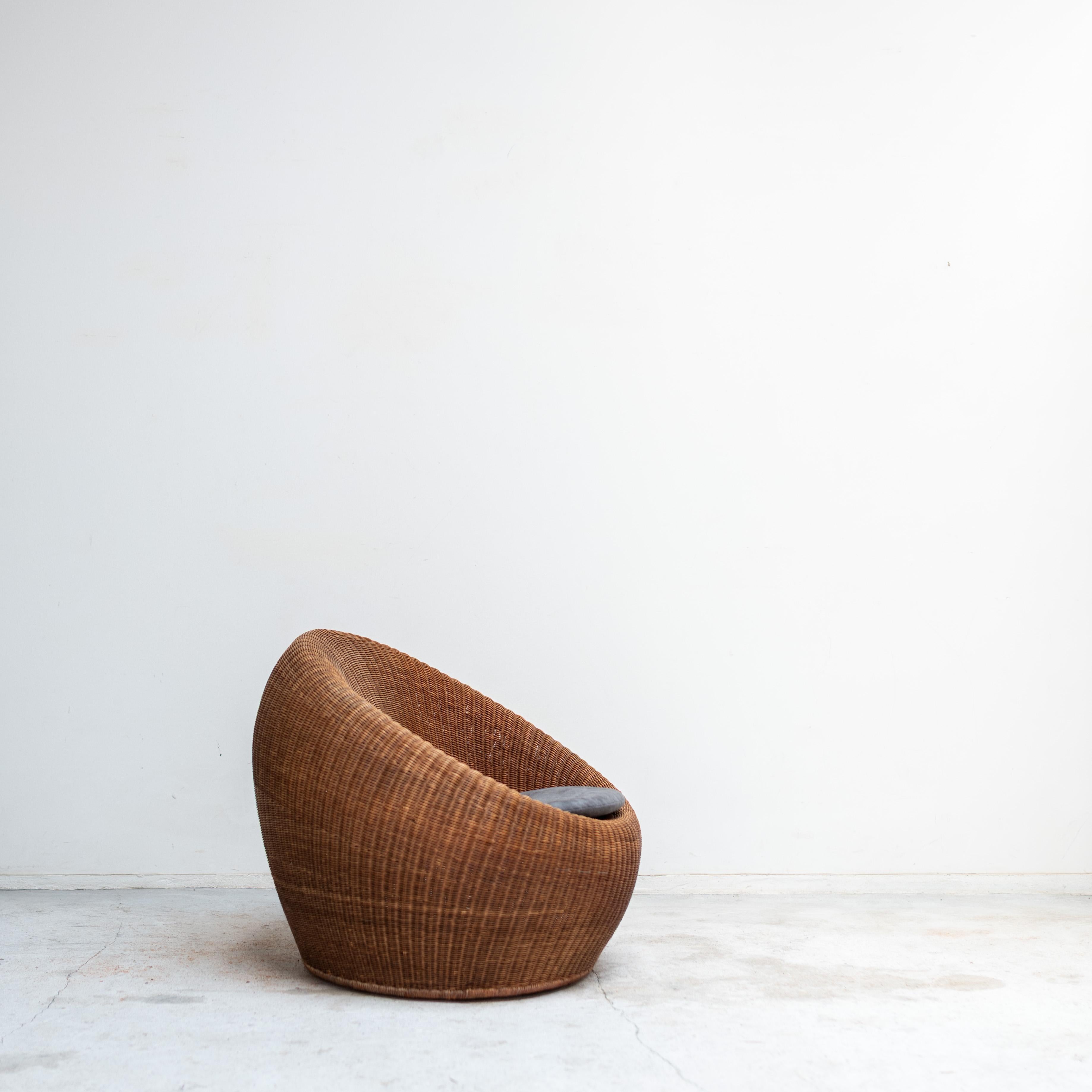 Una tumbona de ratán bellamente elaborada por Isamu Kenmochi, uno de los principales diseñadores modernistas de Japón. Esta pieza refleja el célebre enfoque de Kenmochi de fusionar materiales tradicionales japoneses con formas modernas y orgánicas.