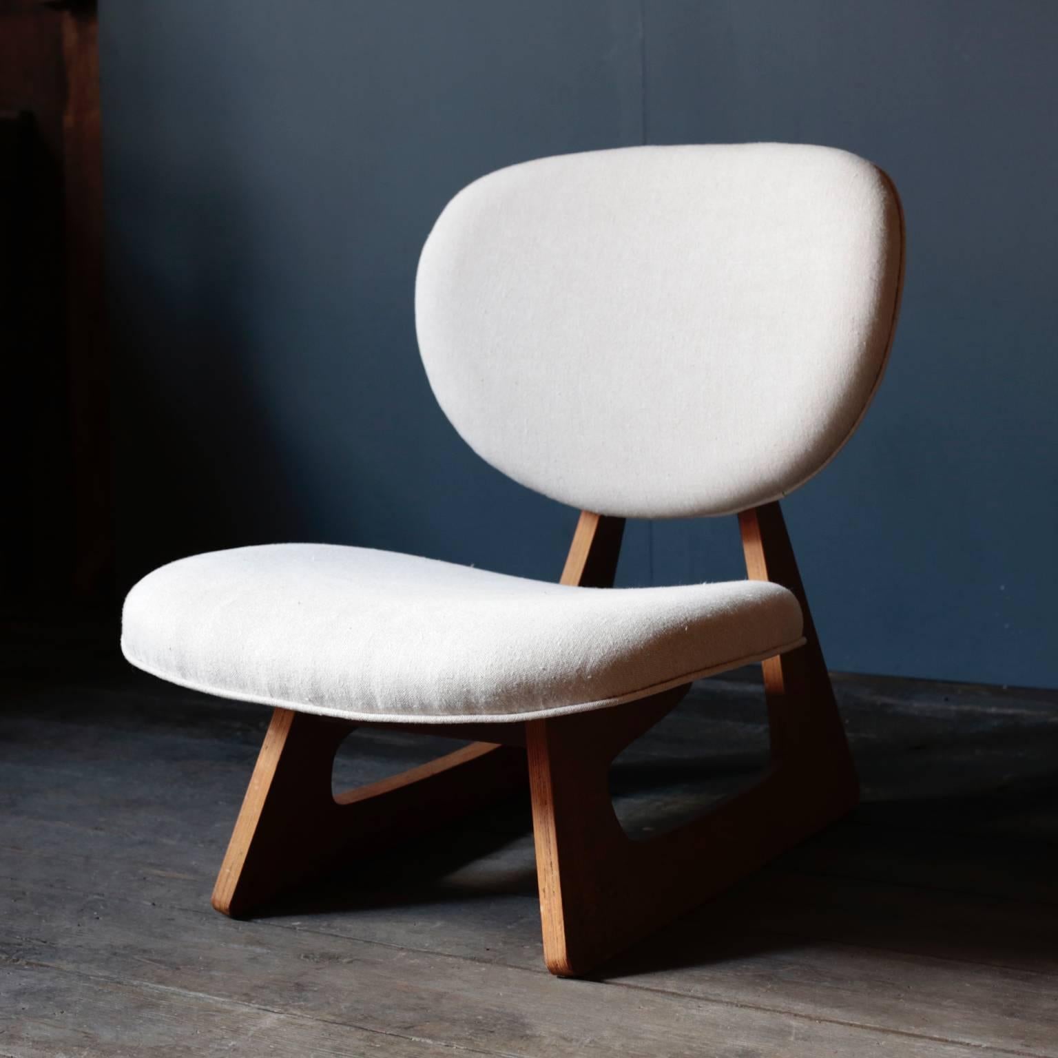 Pair of lounge chairs designed by Junzo Sakakura manufactured by Tendo in Japan, circa 1970s.