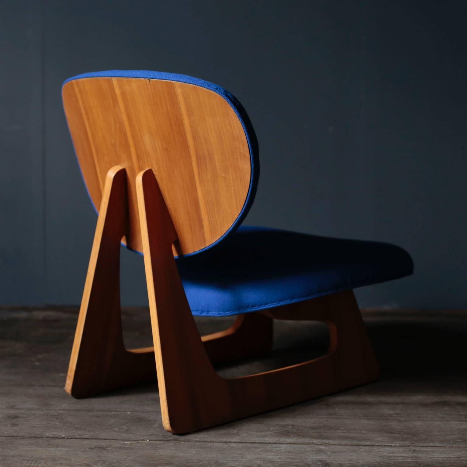 Teiza chair by Junzo Sakakura for Tendo Mokko. There are few existing works in the early days, and it is a very precious work. Early label of Tendo Mokko are still present.
It is a proof that the label in the shape of the ellipse attached to this