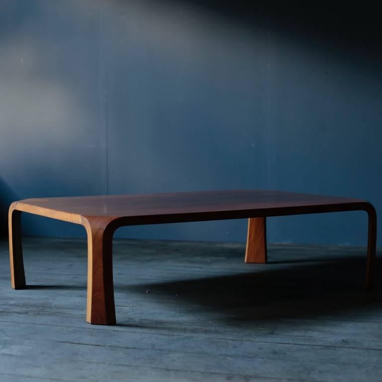 Superbe table basse en bois courbé de zelkova, conçue par Saburo Inui, fabriquée par Tendo Mokko au Japon dans les années 1960. Cette magnifique table est une pièce très représentative du mobilier japonais grâce à sa forme organique et à son design