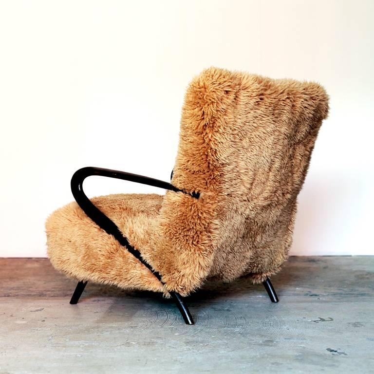 It is a stylish midcentury open armchair. Since fur materials are adopted, not only good comfort but also good compatibility with modern furniture and rattan furniture, directs elegant and comfortable space.