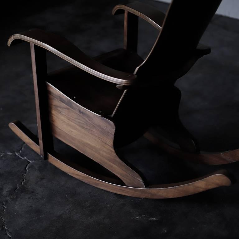 Mahogany rocking chair designed by CIMO of Brazilian design whose world galleries are starting to draw attention. Valuable work whose label is also behind the seat.
Curves of simple but sophisticated arms, legs and the like are beautiful.
The