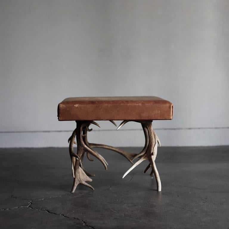 Coffee table boldly using the Horn of the deer on the leg.
Coupled with irregularly branched corners and tasty leather
It is one with presence.