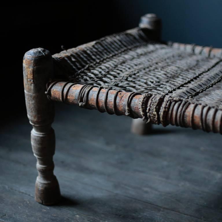 Antique daybed from India. It is a very atmosphereful work, close to the model Pierre Jeanneret used at home in India. The styling compatibility with the vintage designer's work is also good, the detail of the decoration is also a wonderful Indian