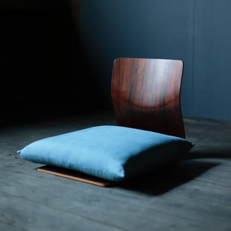 A single plywood bent into a three-dimensional curved surface, a simple structure.
It is beautiful rare seat chair.
The hole drilled in the seat surface prevents displacement of the cushion by friction with the tatami mat.
It was announced by Mr.