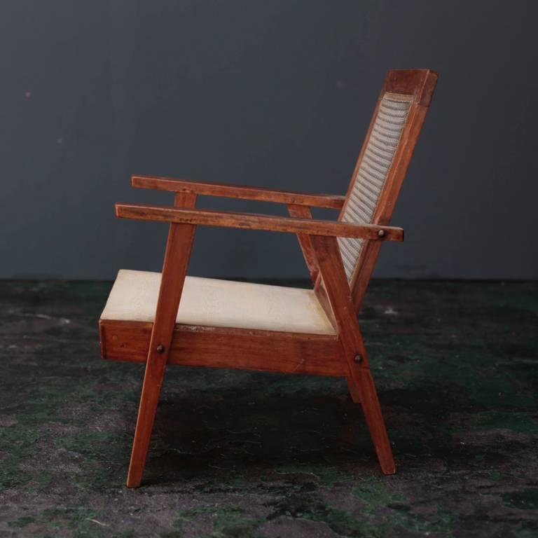 Vintage easy chair from India. A chair made using teak wood. The back is knitted in vinyl. Cushion production can also be consulted separately.