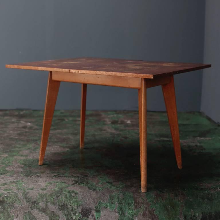 Charlotte Perriand's table. It is also possible to rotate the top board and open it for use. Valuable works that do not circulate much in the market.
A rare table redesigned for the French cafe by Charlotte Perriand.