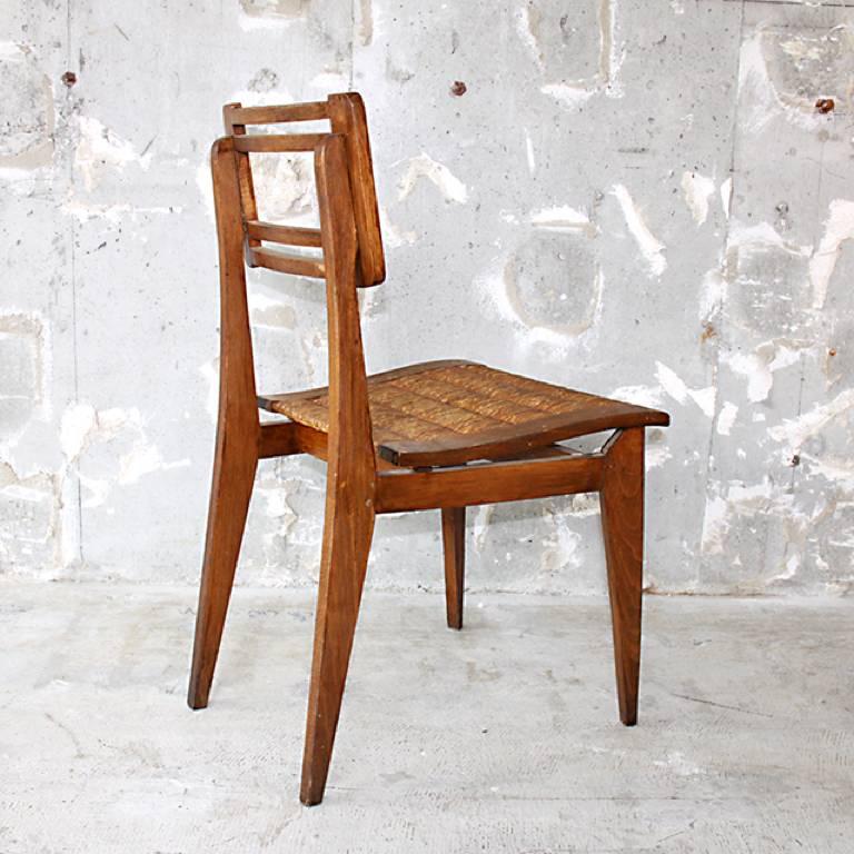 Curved seating surface and dining chair with beautiful leg lines. Works by French designer Pierre Cruege who was active in the 1940s-1950s. Receive a sophisticated and stylish impression with the color of wood grain, knitting of wisteria, balance of