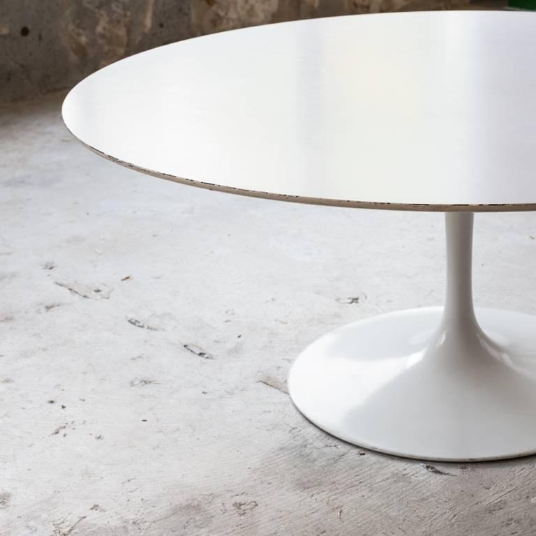 Dining table by Eero Saarinen. The white surface uses non-porous material. It is durable and durable, designed for outdoor use. Organic and curved form. His character is shown that uses modern materials gracefully.