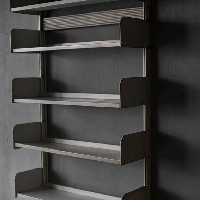 Shelving unit, steel, by Lips Vago, Italy, 1960s.
Vintage library shelf by Lips Vago from Italy. Italian Industrial items. It is a rare item that can not be easily seen in Japan.

It is an assembly type.
It may take time to ship because cleaning