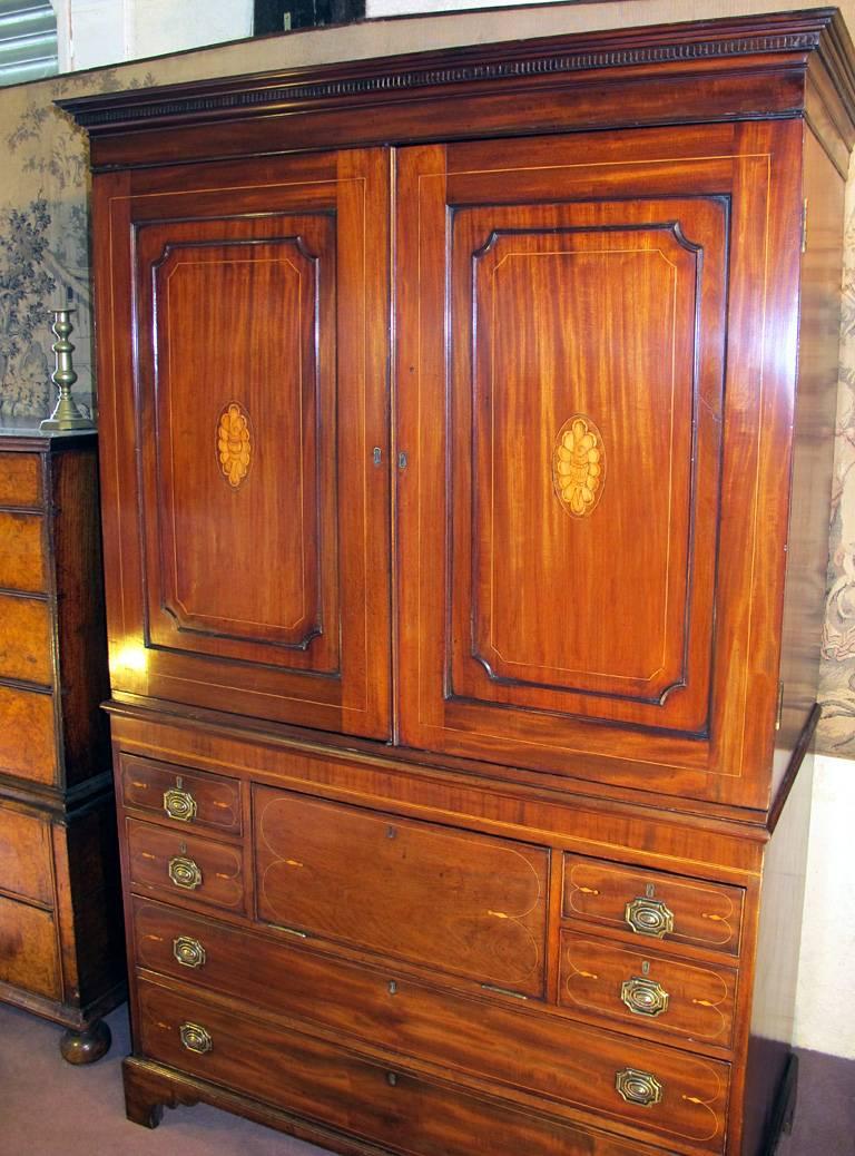 George III Period Mahogany Linen Press Dating from circa 1800 For Sale 1
