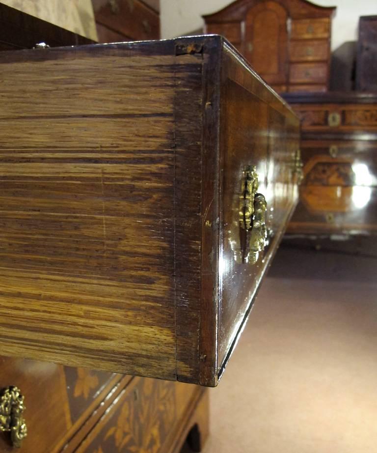 A Dutch late 18th century mahogany bachelors chest with floral satinwood marquetry inlay dating from circa 1790. The rectangular caddy top with Rosewood crossbanded edge with central rectangular rosewood crossbanded panel with floral satinwood