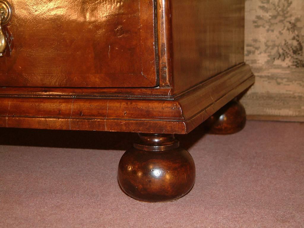Small Walnut Early 18th Century Bachelors Chest of Drawers, circa 1710 In Good Condition In East Sussex, GB