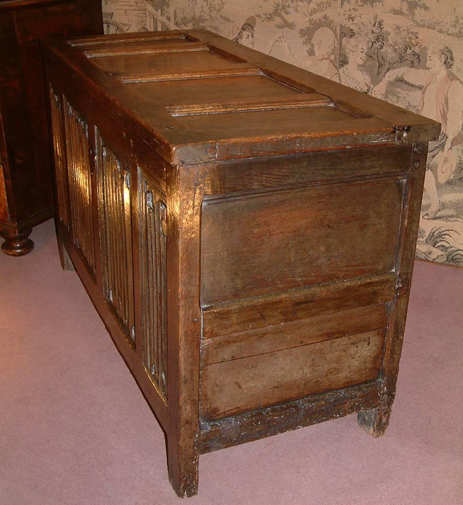 A 16th century Elizabethan period oak linen fold coffer dating from circa 1580. The thick four panel top with original iron hinges and lock rasp above a linen fold carved four panel front with original iron heart shaped escutcheon, the whole
