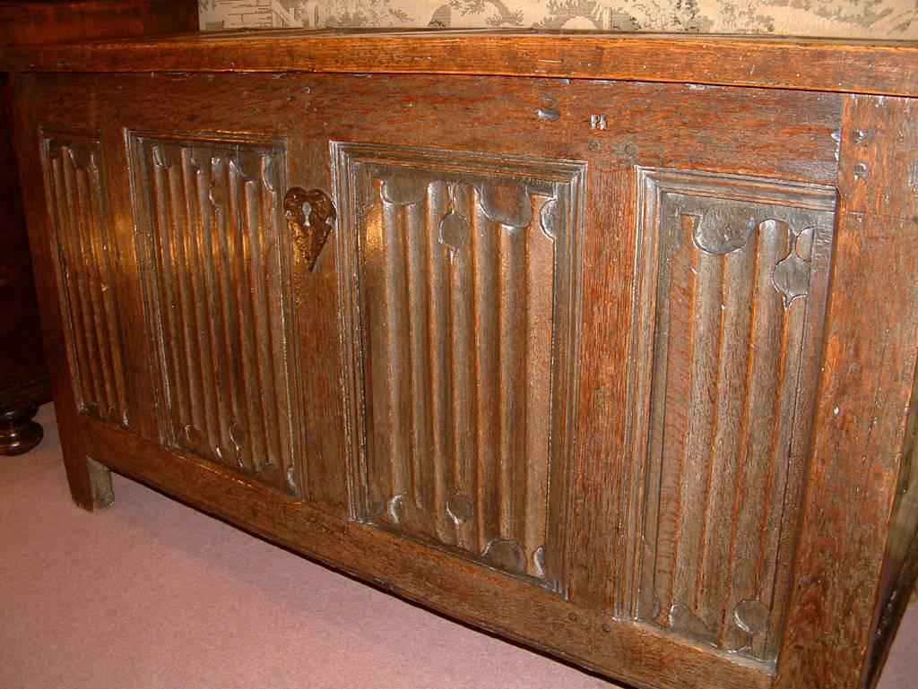 English Elizabethan Period Oak Linen Fold Coffer, circa 1580 In Good Condition For Sale In East Sussex, GB