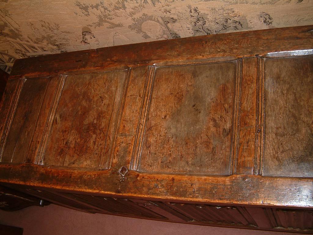English Elizabethan Period Oak Linen Fold Coffer, circa 1580 For Sale 1