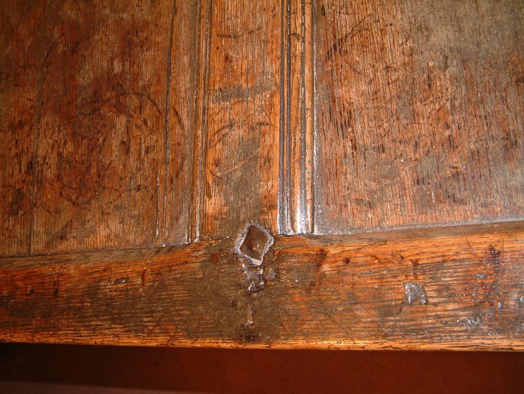 English Elizabethan Period Oak Linen Fold Coffer, circa 1580 For Sale 2
