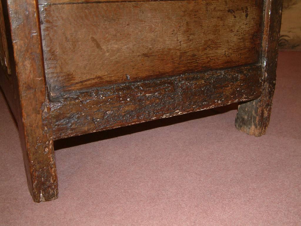 English Elizabethan Period Oak Linen Fold Coffer, circa 1580 For Sale 3