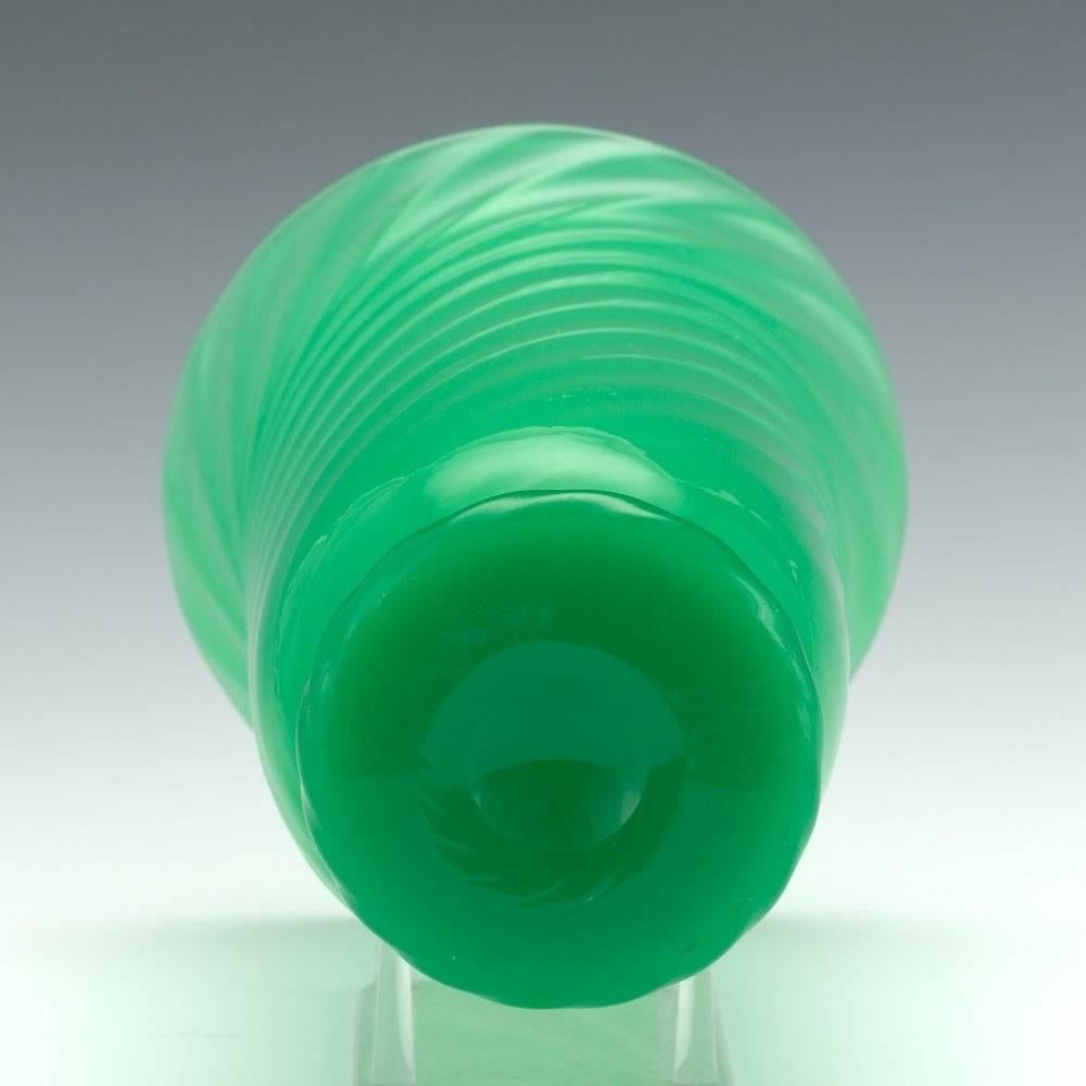 Steuben jade green ribbed swirl vase

Measures: 10 ¼" x 7 ½"

Cylindrical flaring form with an everted lip, on a ring foot, unmarked.
Condition: Light wear to foot.