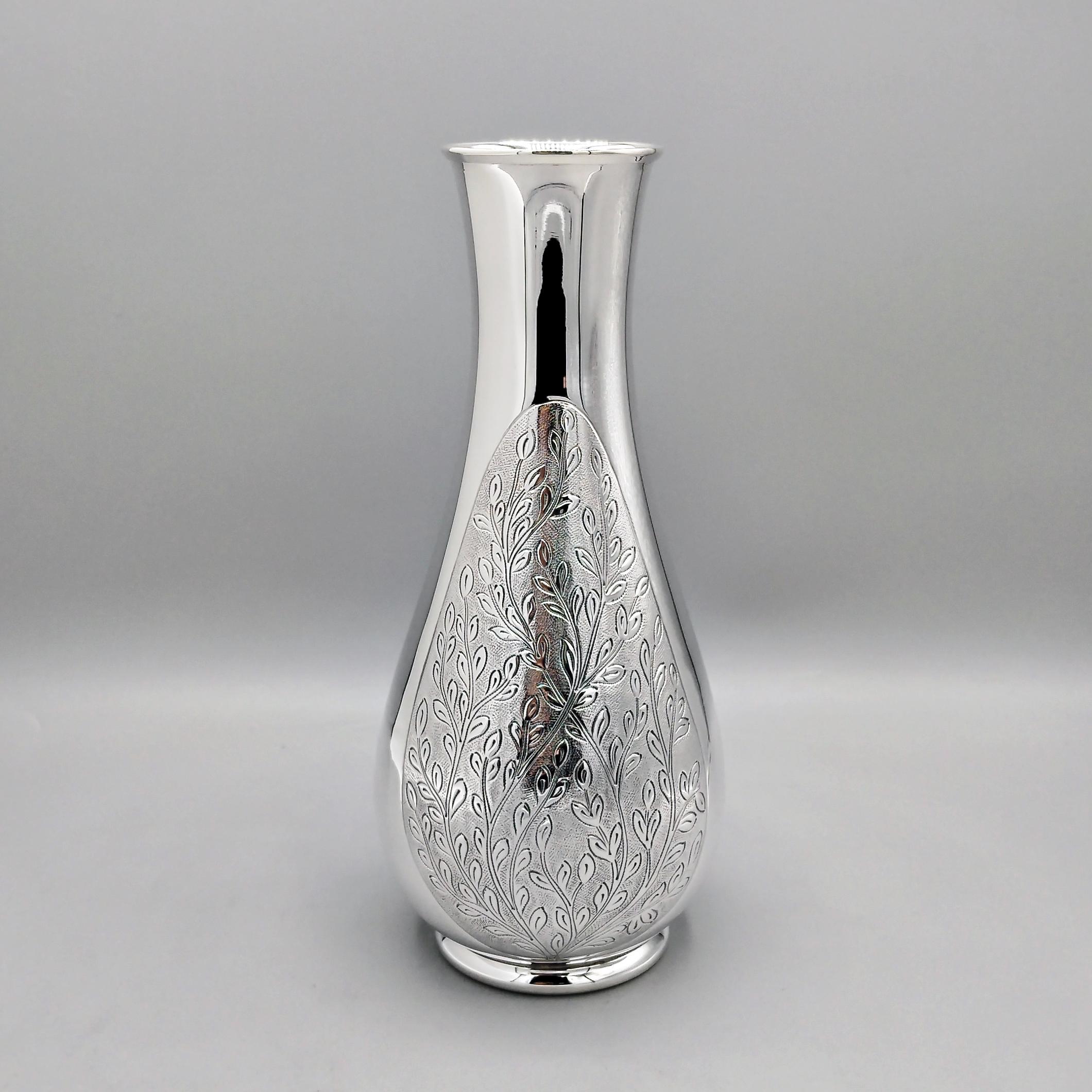 Small, round vase in solid 800 silver with a pear-shaped design.
The vase is smooth, embellished on the front with a hand-engraved design depicting branches with leaves. A knurling has been added between the engravings to highlight the main
