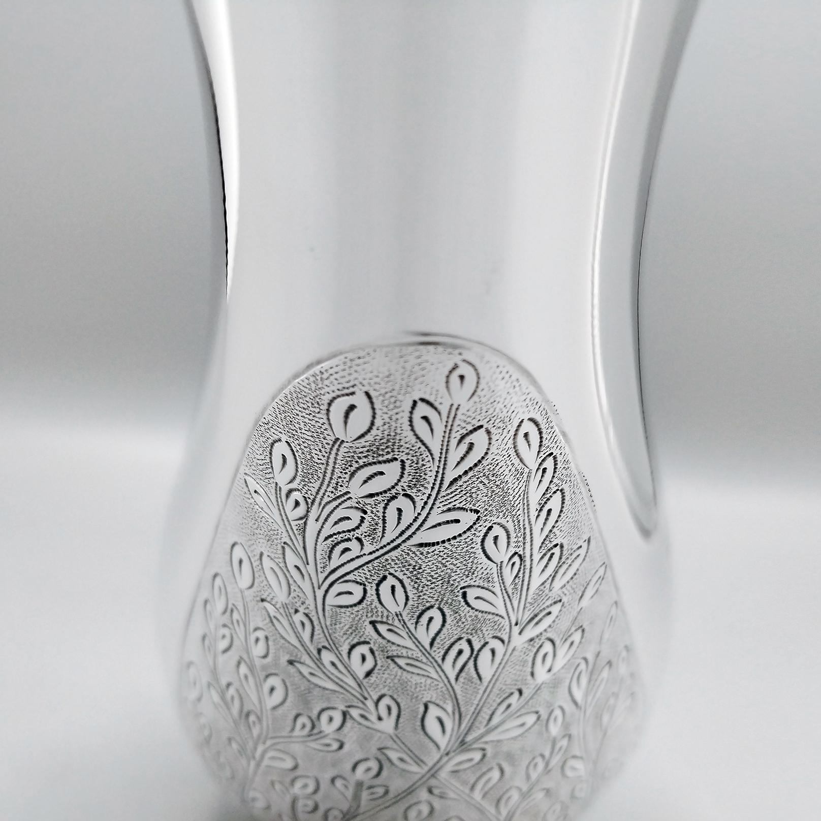 20th Century Italian Solid 800 silver engraved vase in vendita