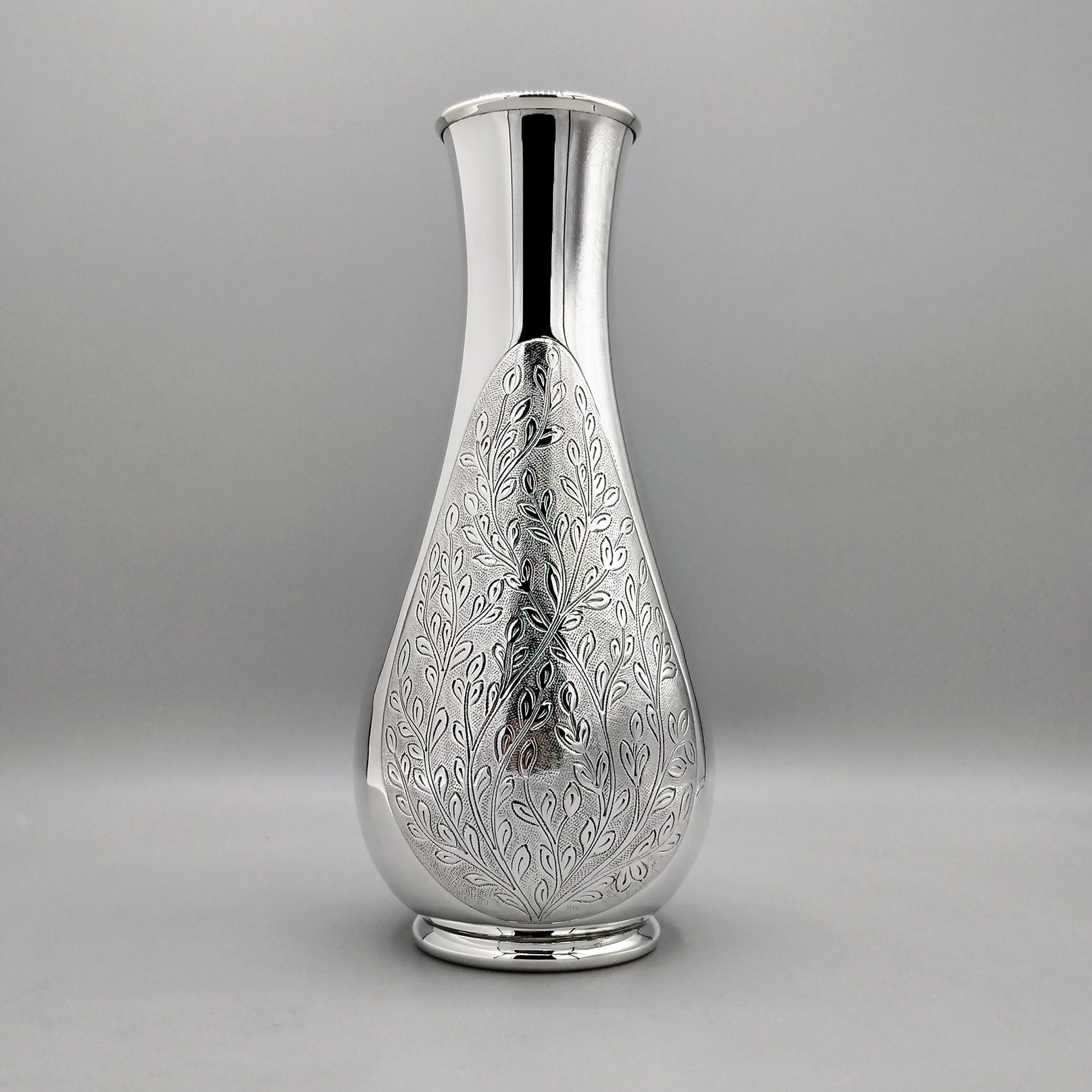 Altro Italian Solid 800 silver engraved vase in vendita