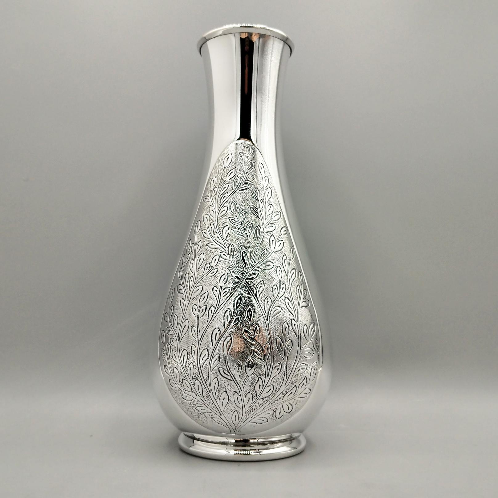 Fatto a mano Italian Solid 800 silver engraved vase in vendita