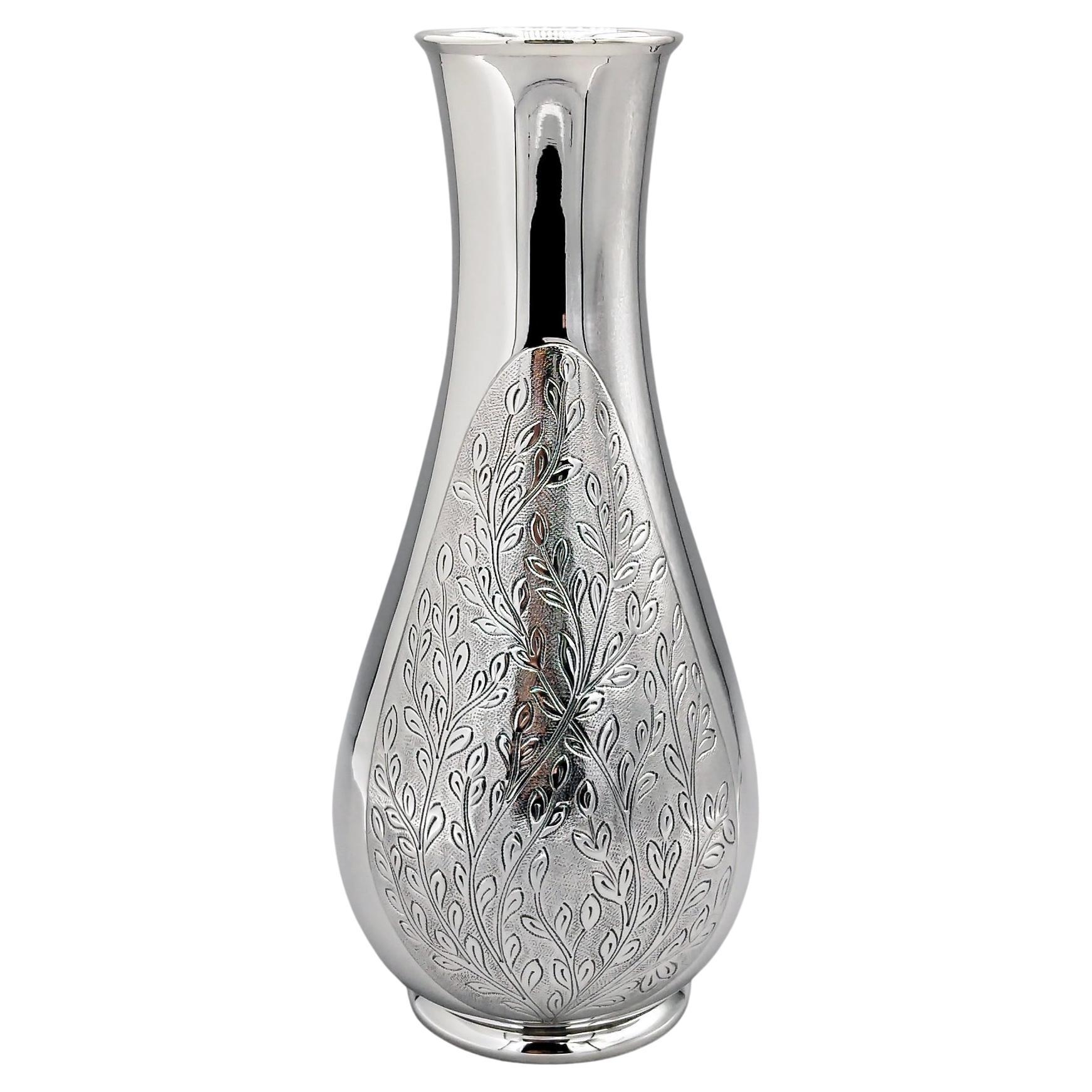 Italian Solid 800 silver engraved vase in vendita