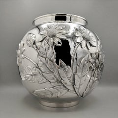 20th-century Italian vase made of solid 800 silver, embossed and engraved with flowers