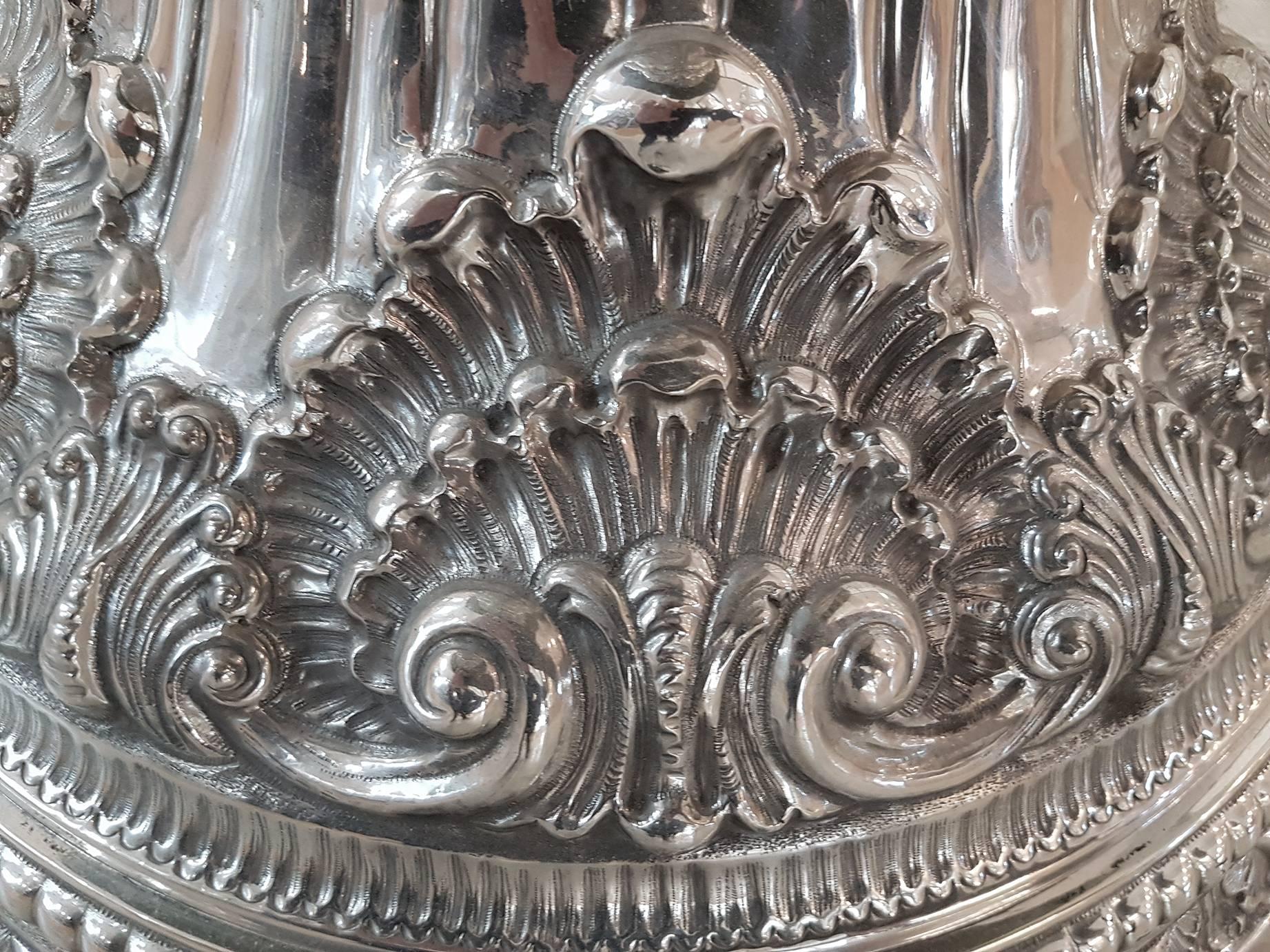 Italienischer Silbertisch des 20. Jahrhunderts. Oberseite ist in braunem Slab  Amerikanisches Sequoia aus Fossil (Ende des 20. Jahrhunderts) im Angebot