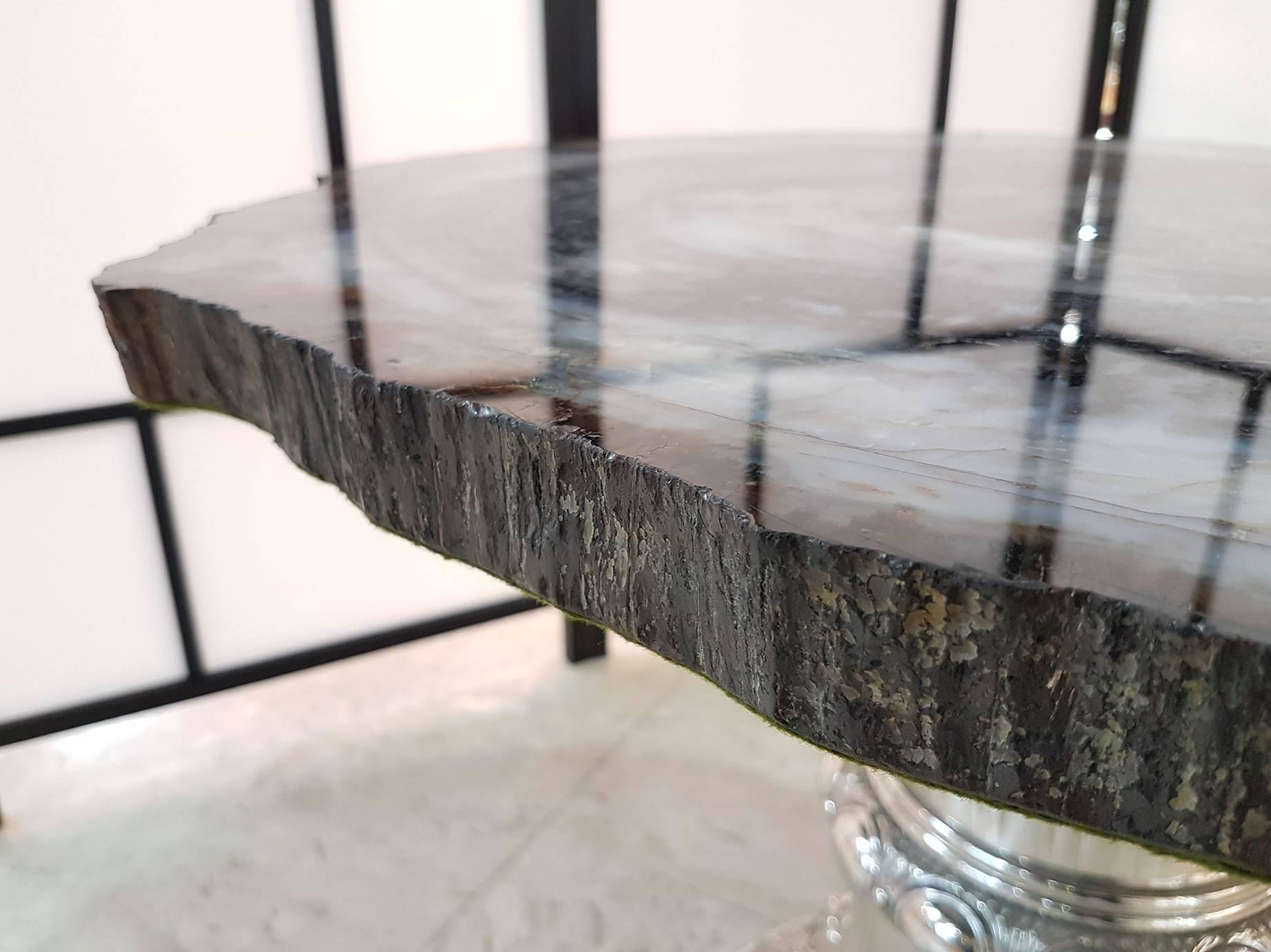 Baroque Table en argent italienne du 20e siècle. Le dessus est en dalle brune  Sequoia Amérique fossile en vente