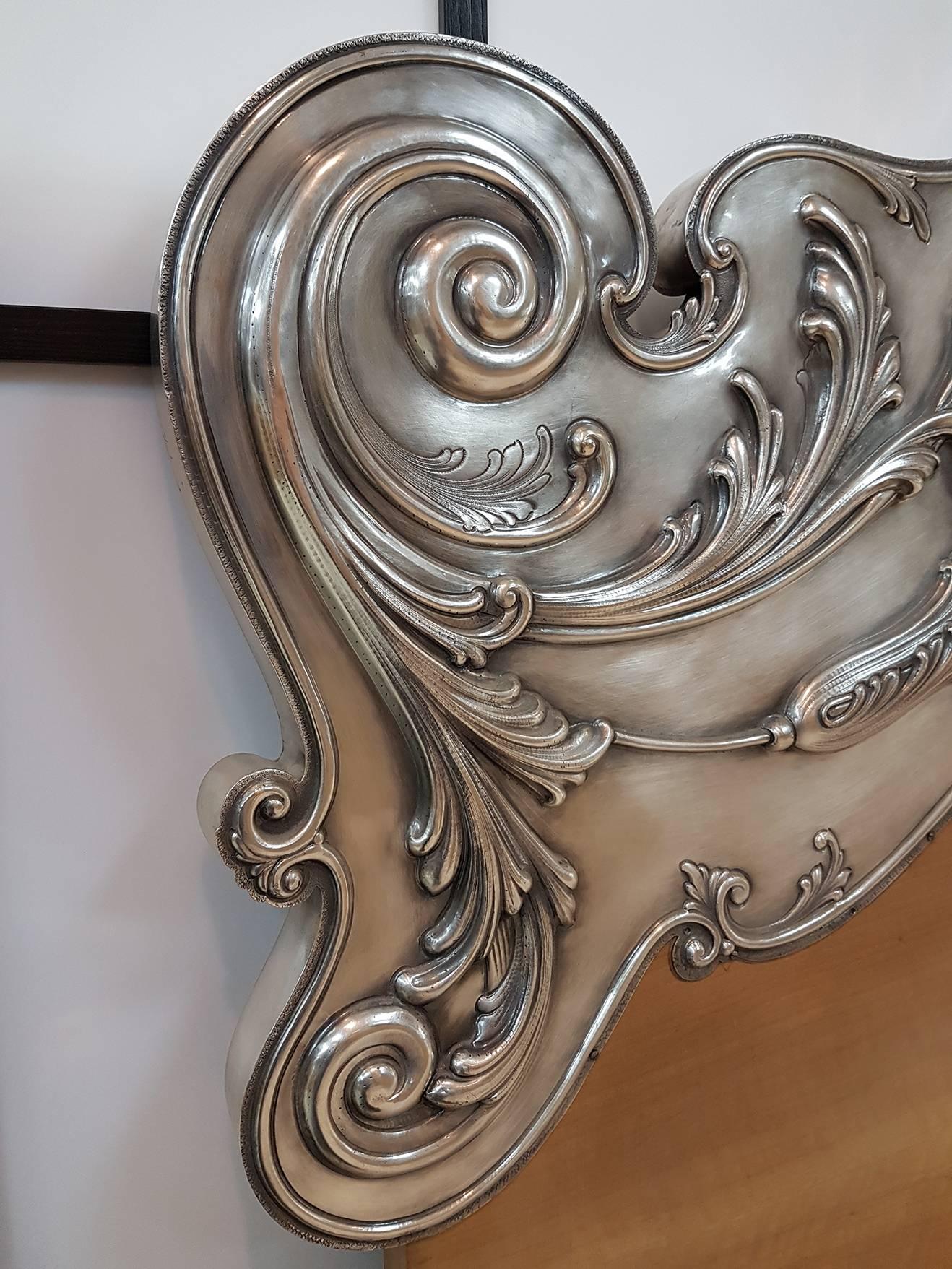 Rare Italian Silver bed headboard Italian barocco style.
One sheet of sterling silver embossed and chiselled by hand with typical Italian Barocco swirls.
Rare and unrepeatable work realized by the master Mario Vallè of Milan - Italy
7,780 grams
 