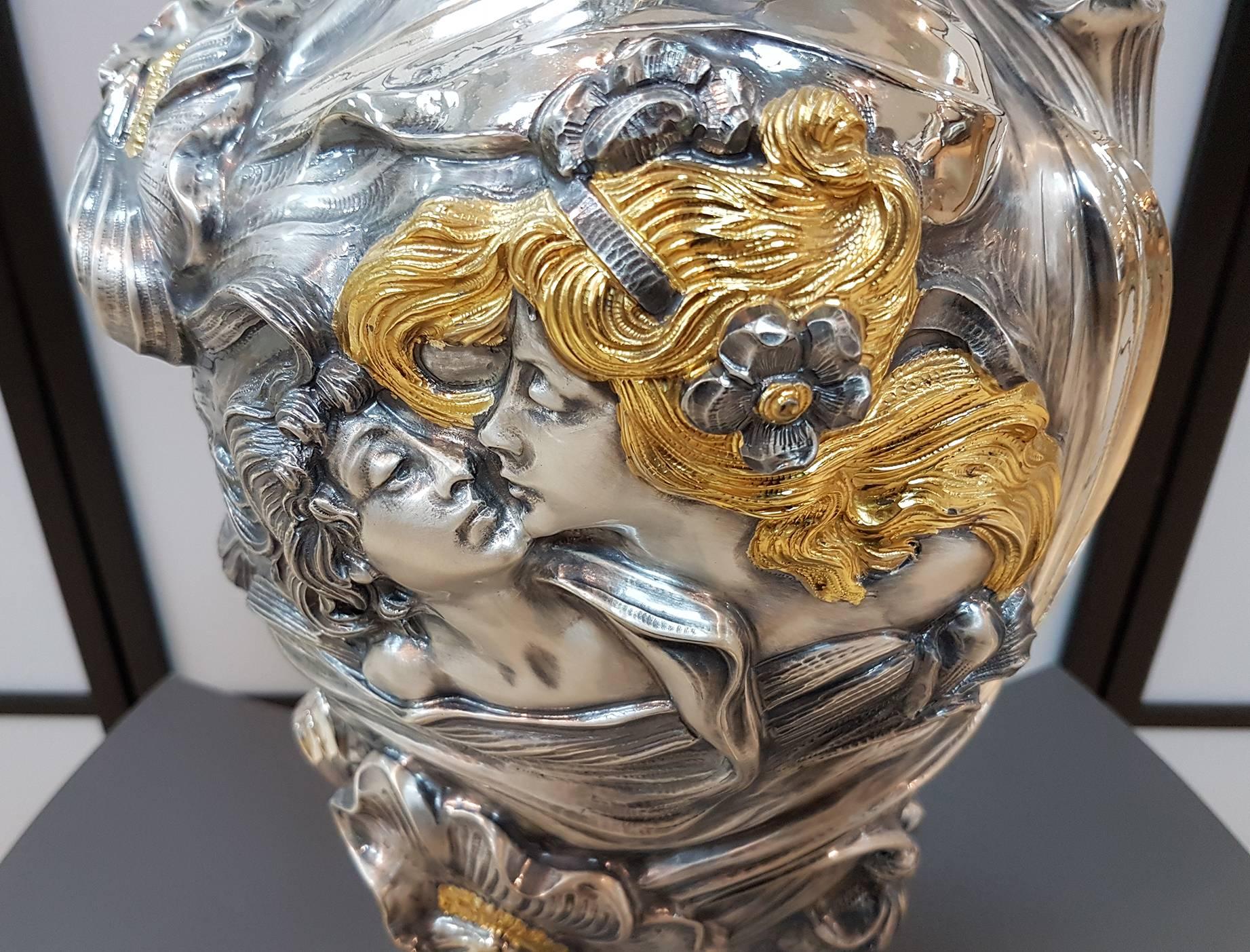 This Art Nouveau vase displays particularly beautiful embossing which allows the harmonious creation of the figures of two young women at the front of the vase and two more at the back, surrounded by leaves and flowers.
The relief elements stand