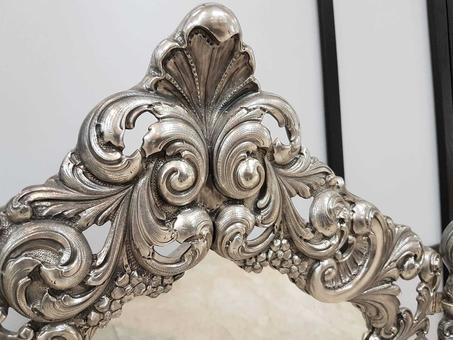 Triptyque miroir italien du 20ème siècle en argent sterling fait à la main, style néo-baroque en vente 1
