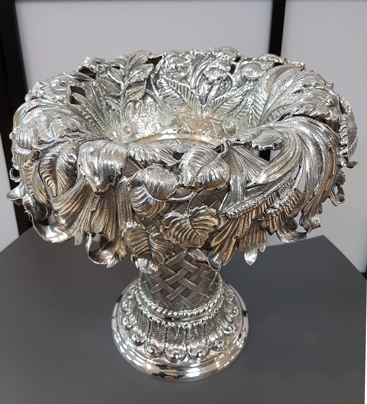 Argent sterling Vase de centre de table triomphe de fruits en argent sterling italien du 20ème siècle en vente