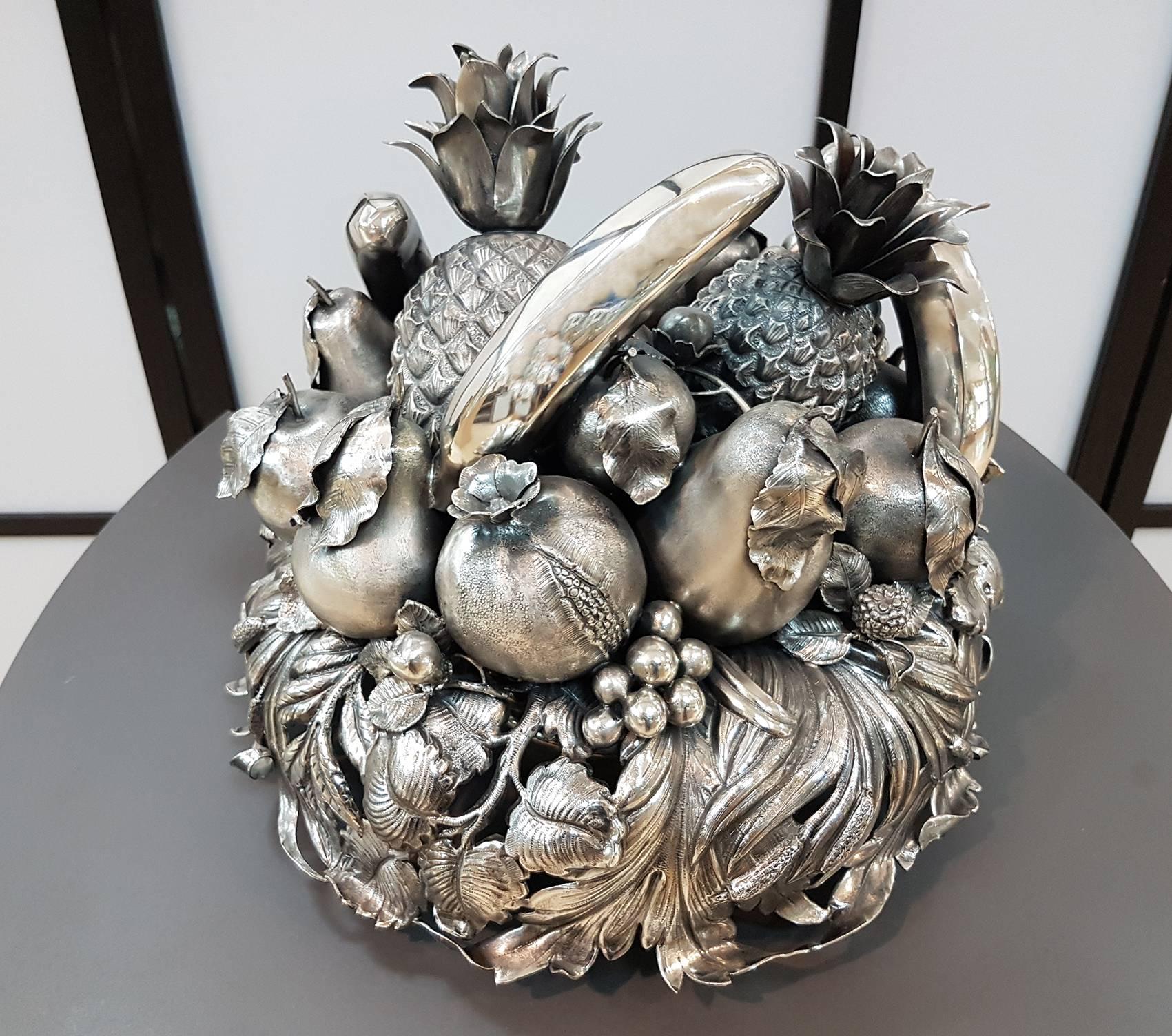 Jarrón centro de mesa Triunfo Frutal de plata de ley italiana del siglo XX en venta 1