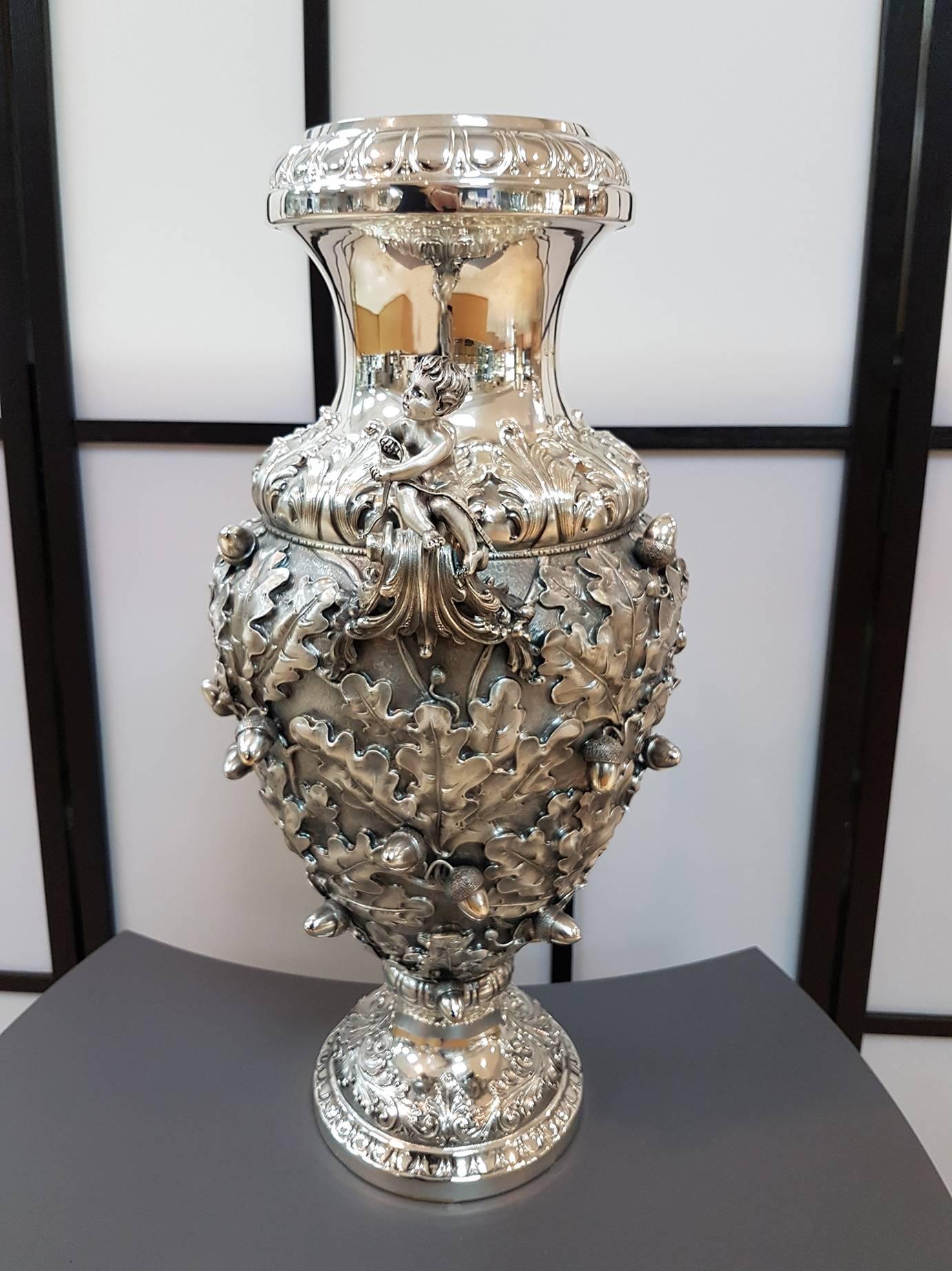 Italienische Vase aus Silber mit Eichenblättern aus dem 20. Jahrhundert. Gesprenkelt, geprägt und brüniert im Angebot 7