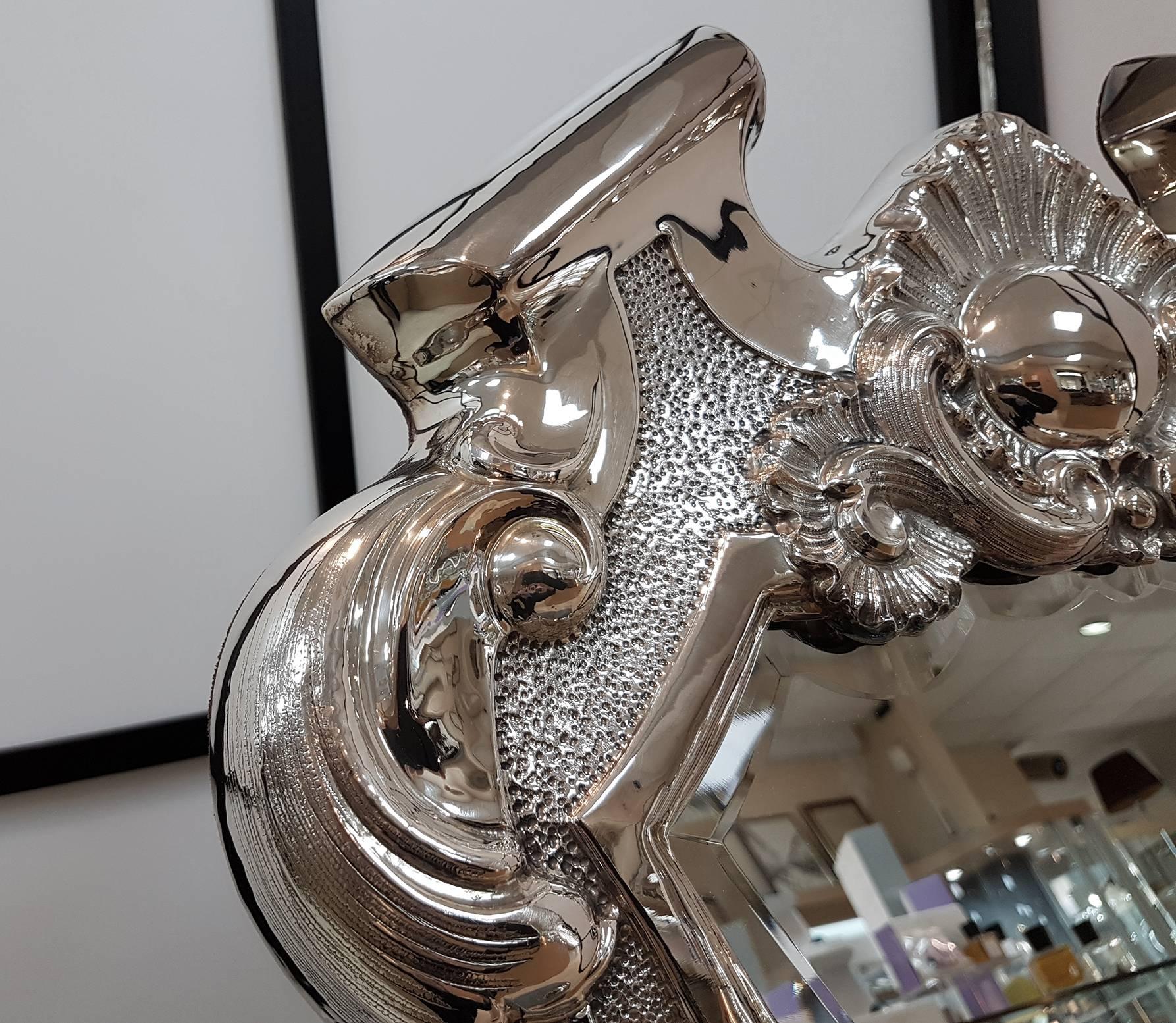 Embossé Miroir de table néo-baroque italien du 20e siècle en argent,  Dos en velours  en vente