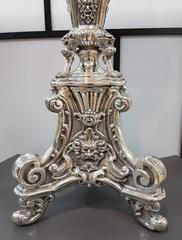 Tavolo da terra in argento italiano del XX secolo  Lampada. Goffrato e cesellato a mano