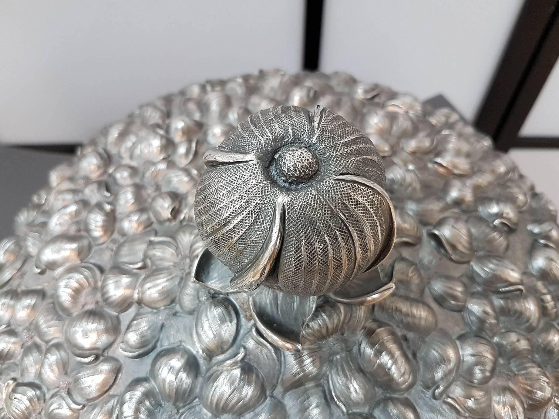 Other 20th Century Italian Sterling Silver Large round Box. Handicraft made in Italy