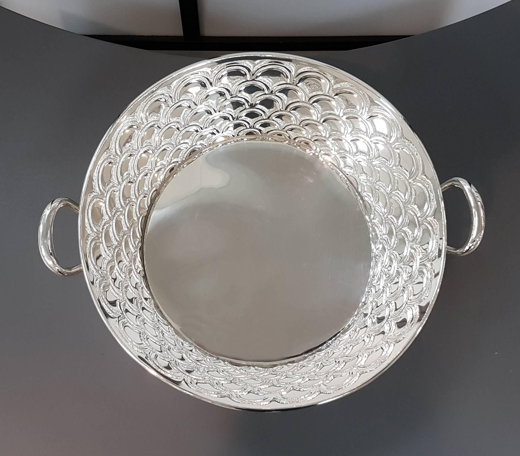 Round silver basket 800 °° / °°° with handles. The body is chiselled with 