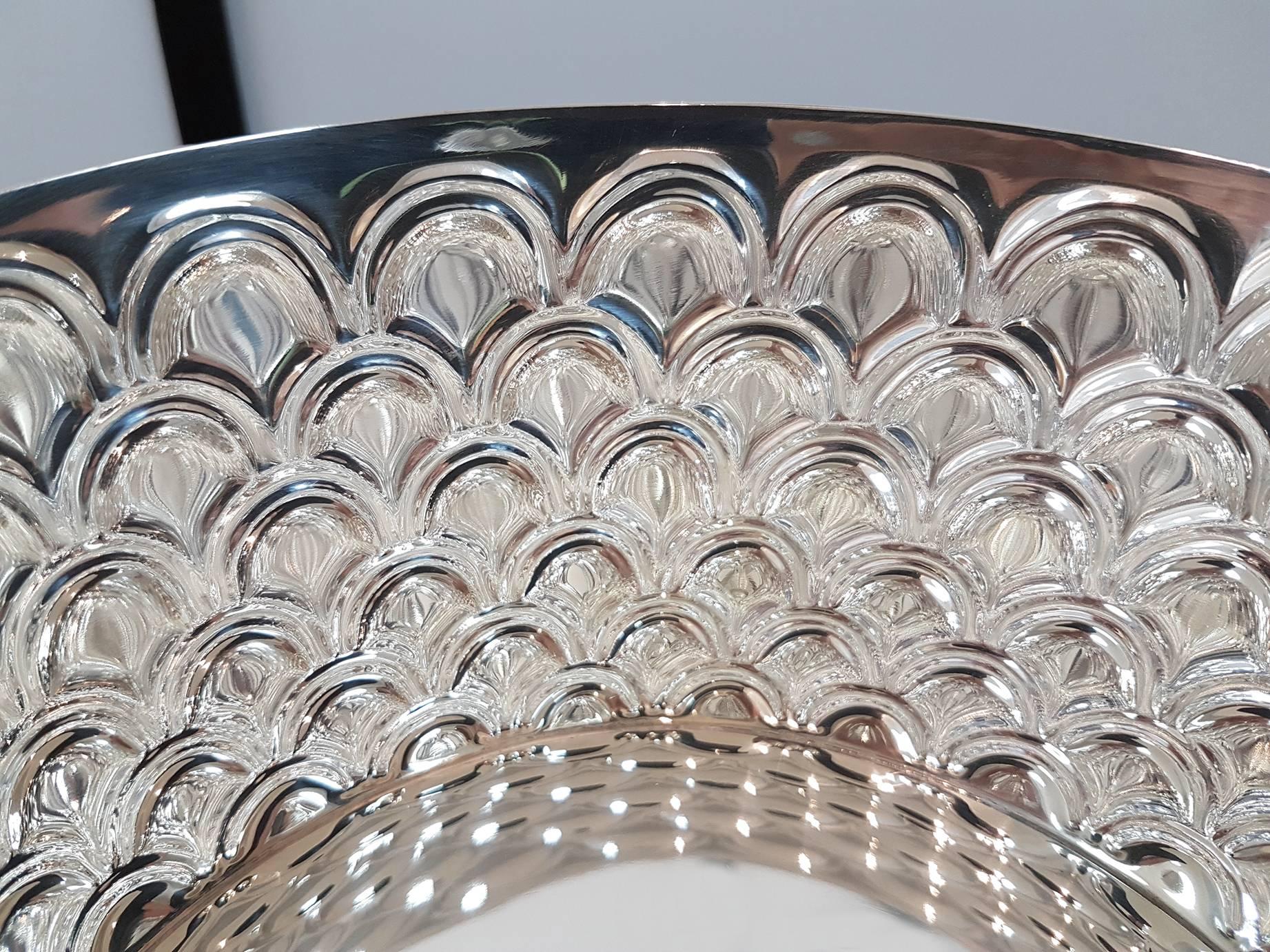 Cesta redonda de plata italiana del siglo XX con asas. Artesanía hecha en Italia En relieve en venta