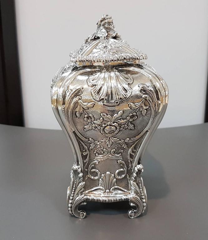 20th Century Sterling Italian Silver Tea Caddy George III replica In Excellent Condition For Sale In VALENZA, IT