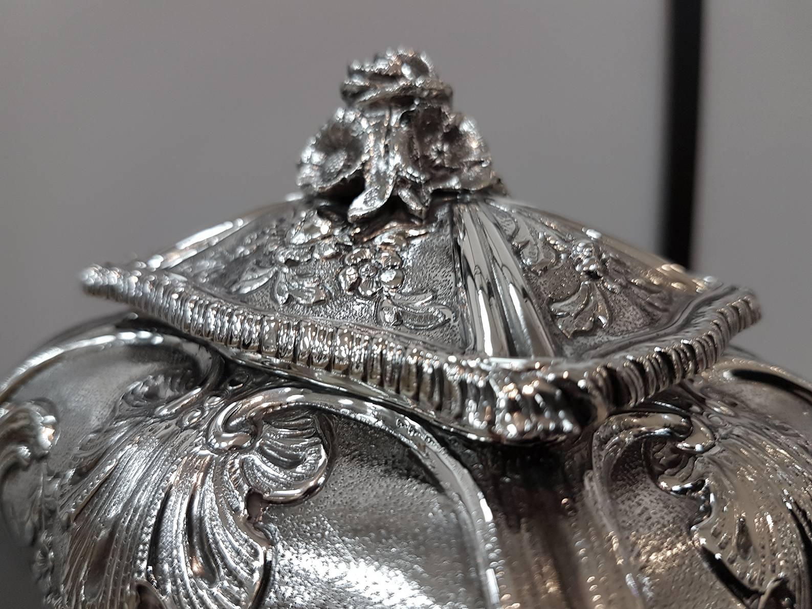 Boîte à thé italienne en argent sterling du 20ème siècle réplique de George III en vente 1