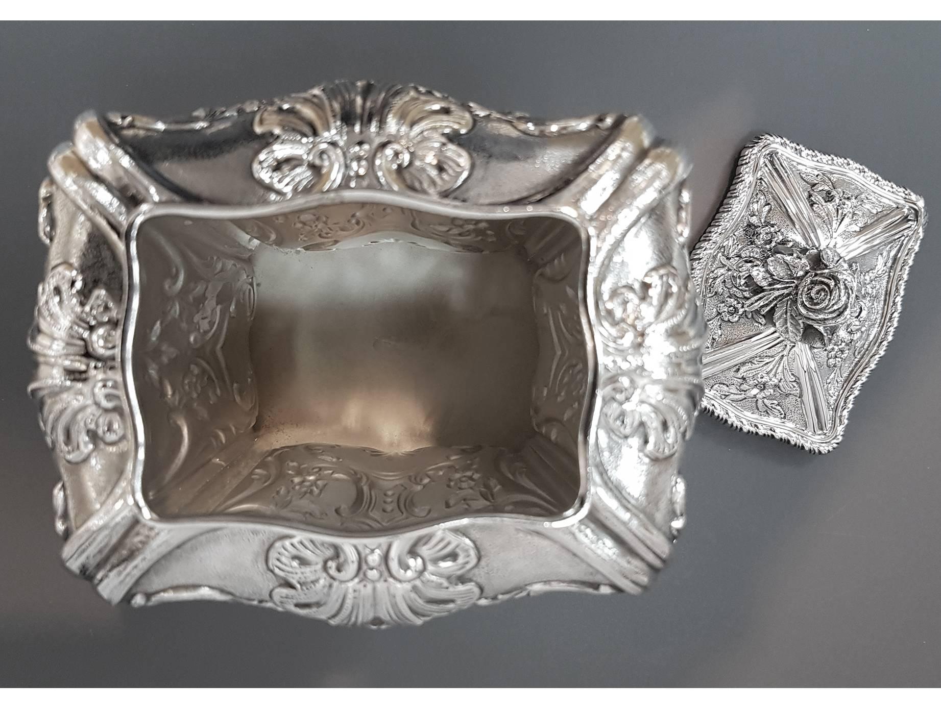 Boîte à thé italienne en argent sterling du 20ème siècle réplique de George III en vente 7