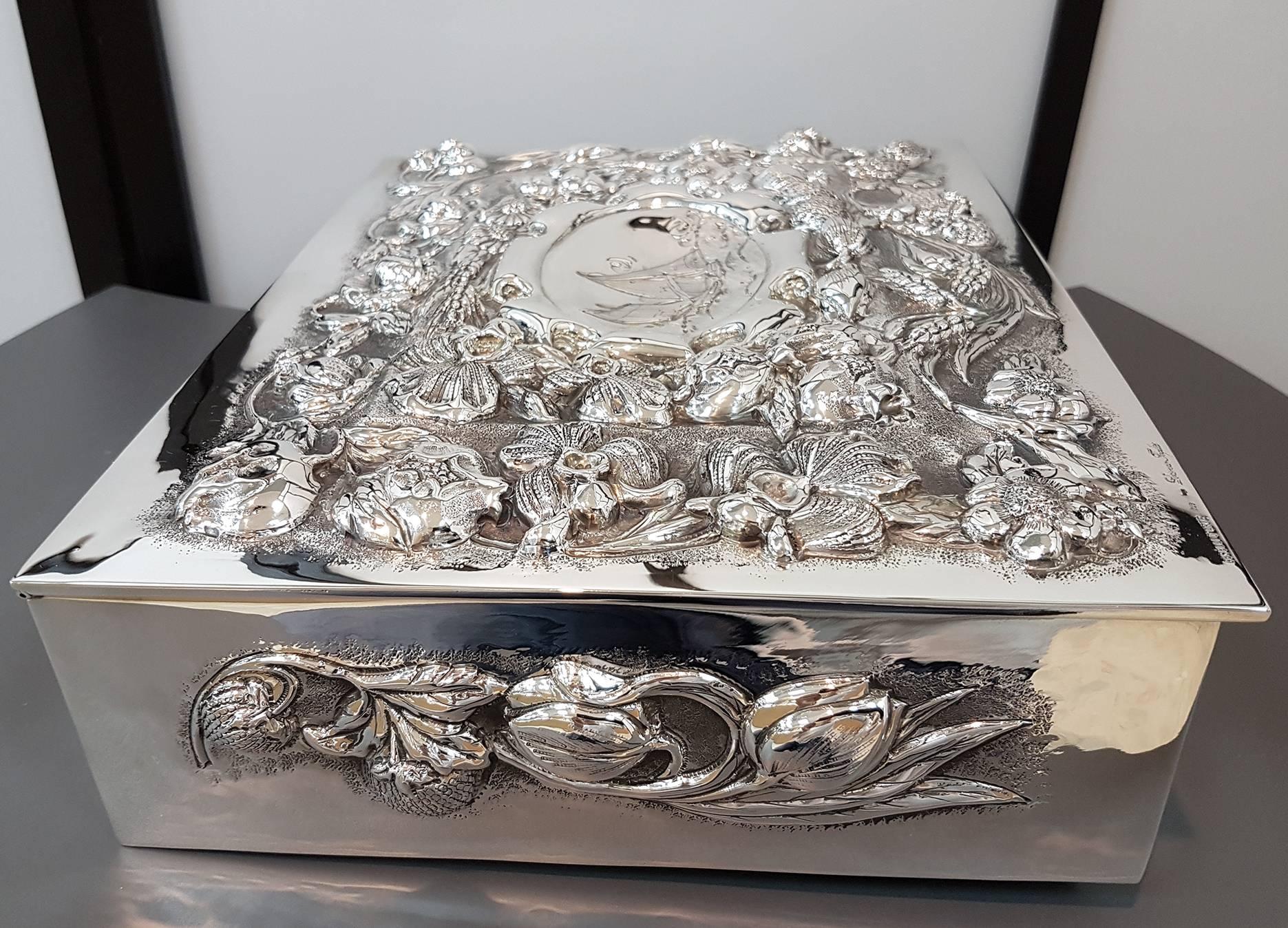 Italienischer SHIP-Schachtel aus massivem Silber des 20. Jahrhunderts, vollständig von Hand geprägt (Sonstiges) im Angebot