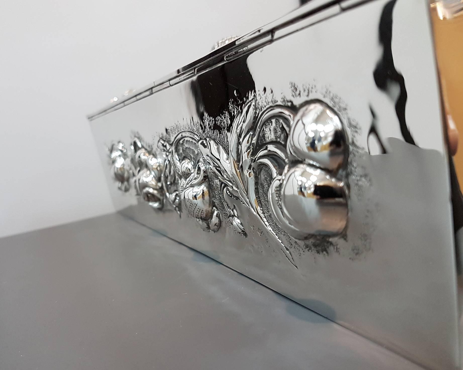 Italienischer SHIP-Schachtel aus massivem Silber des 20. Jahrhunderts, vollständig von Hand geprägt (Ende des 20. Jahrhunderts) im Angebot