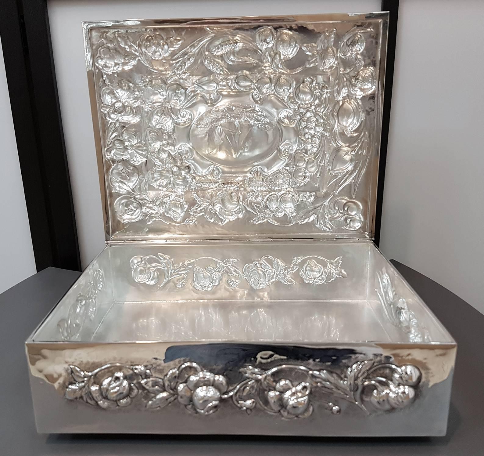 Boîte de table en argent massif italienne du 20ème siècle embossée entièrement à la main en vente 2